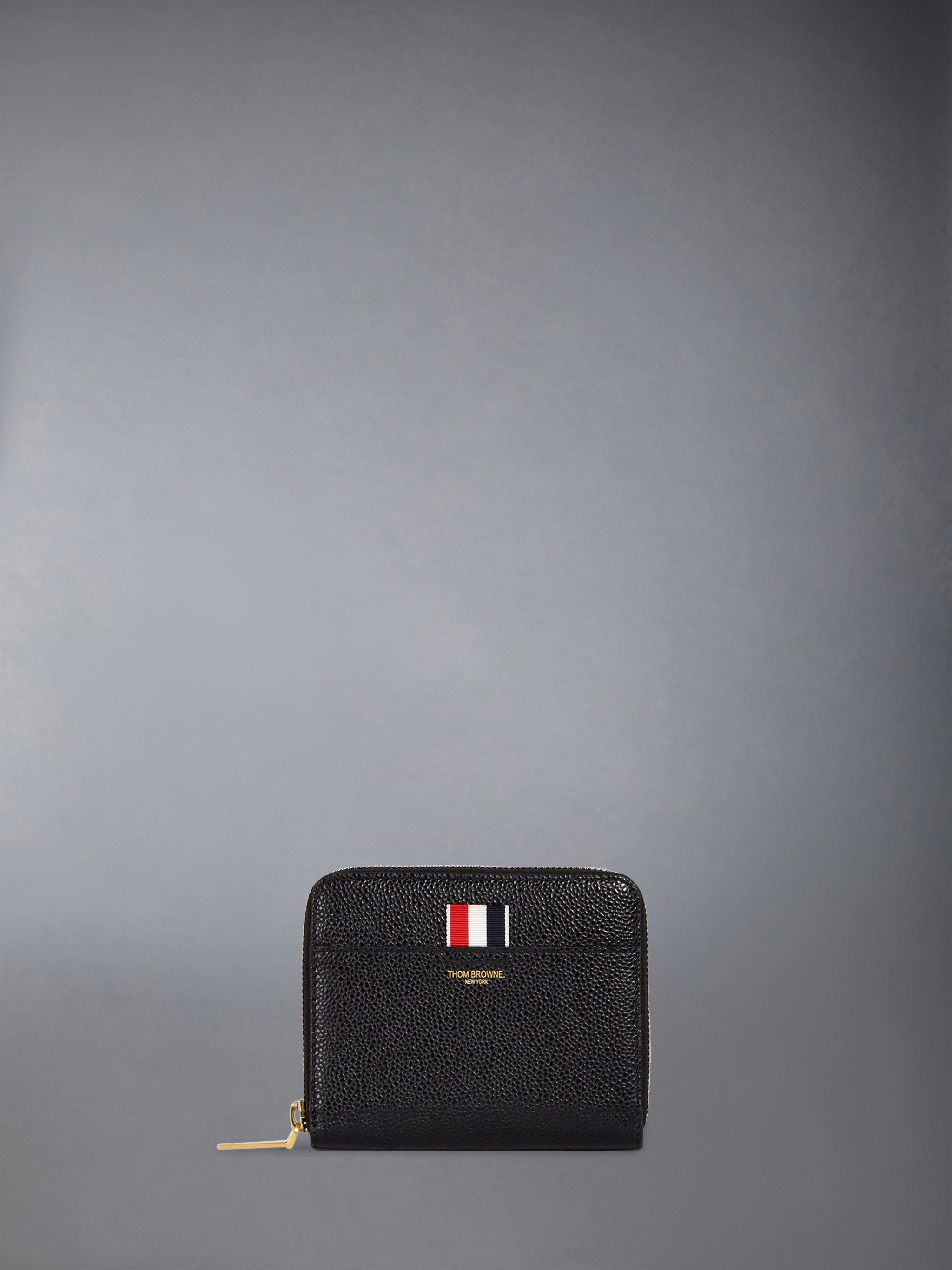 THOM BROWNE ロコ エンホス加工 シッハ 財布 FAW013A00198 001 Pebble Grain Short Zip Wallet | Thom Browne