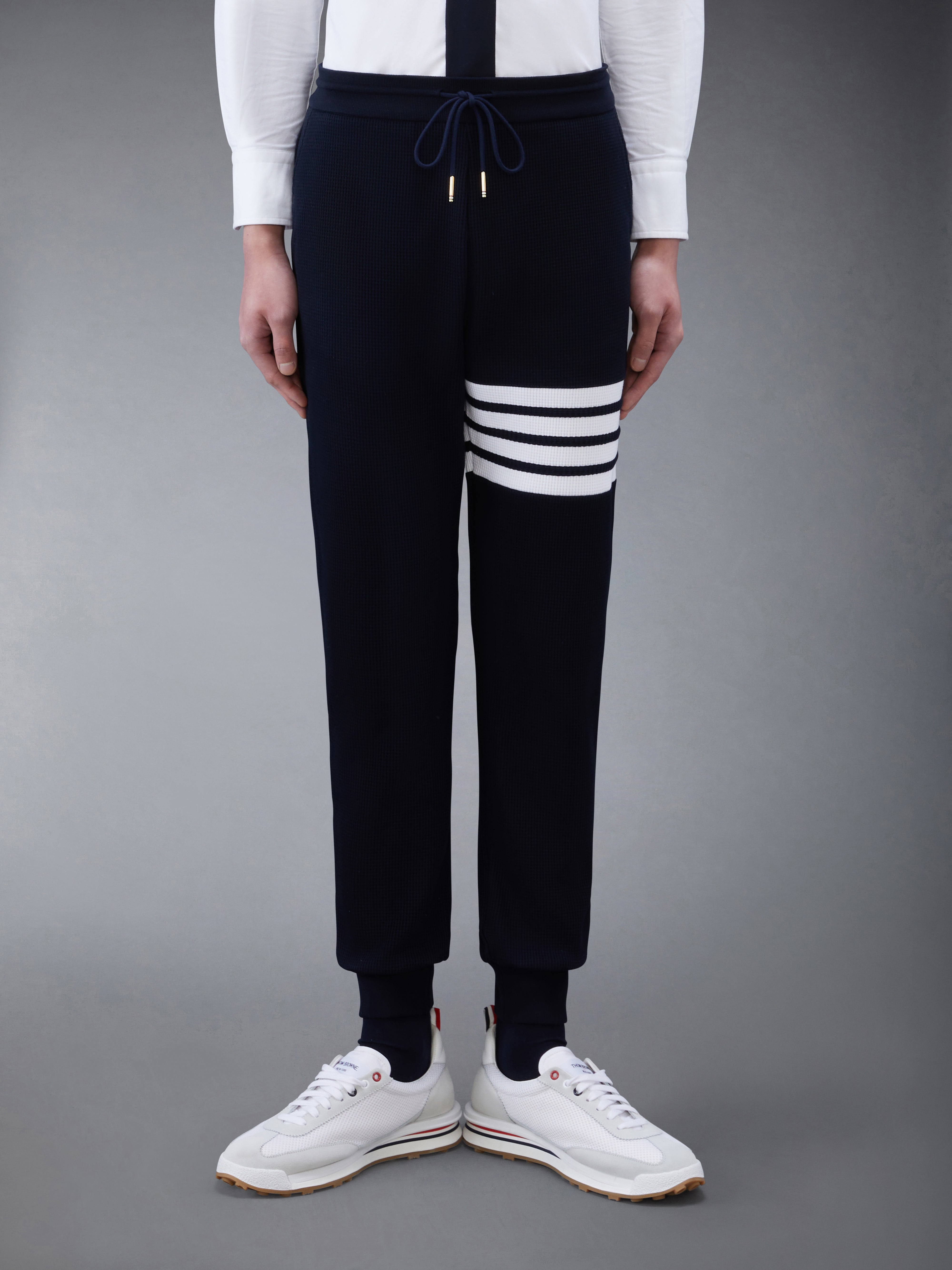 【THOM BROWNE】ワッフルニット コットン スウェットパンツ ワッフル 4BAR スウェットパンツ | Thom Browne