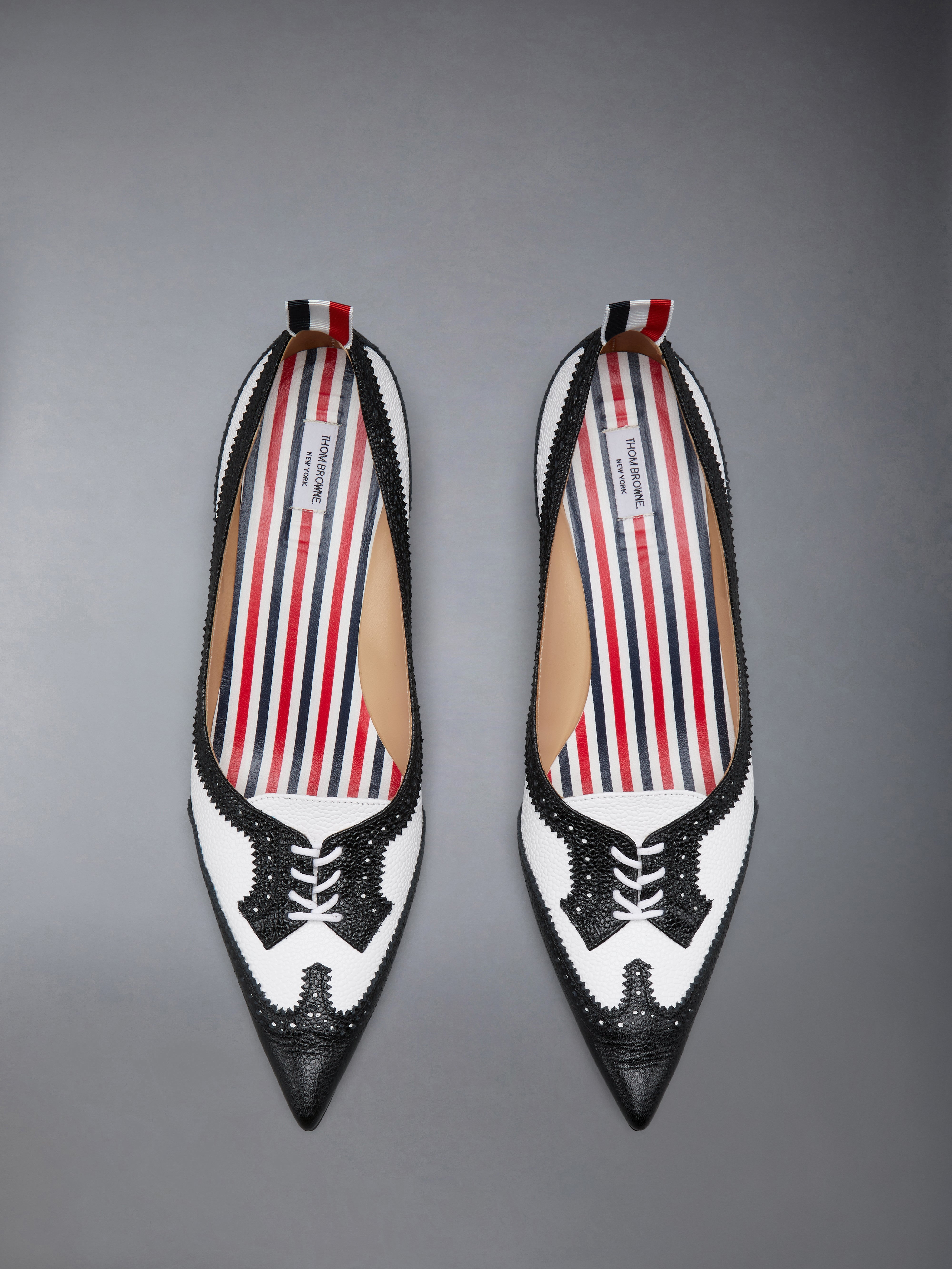 PEBBLE GRAIN WINGTIP PUMP | Thom Browne