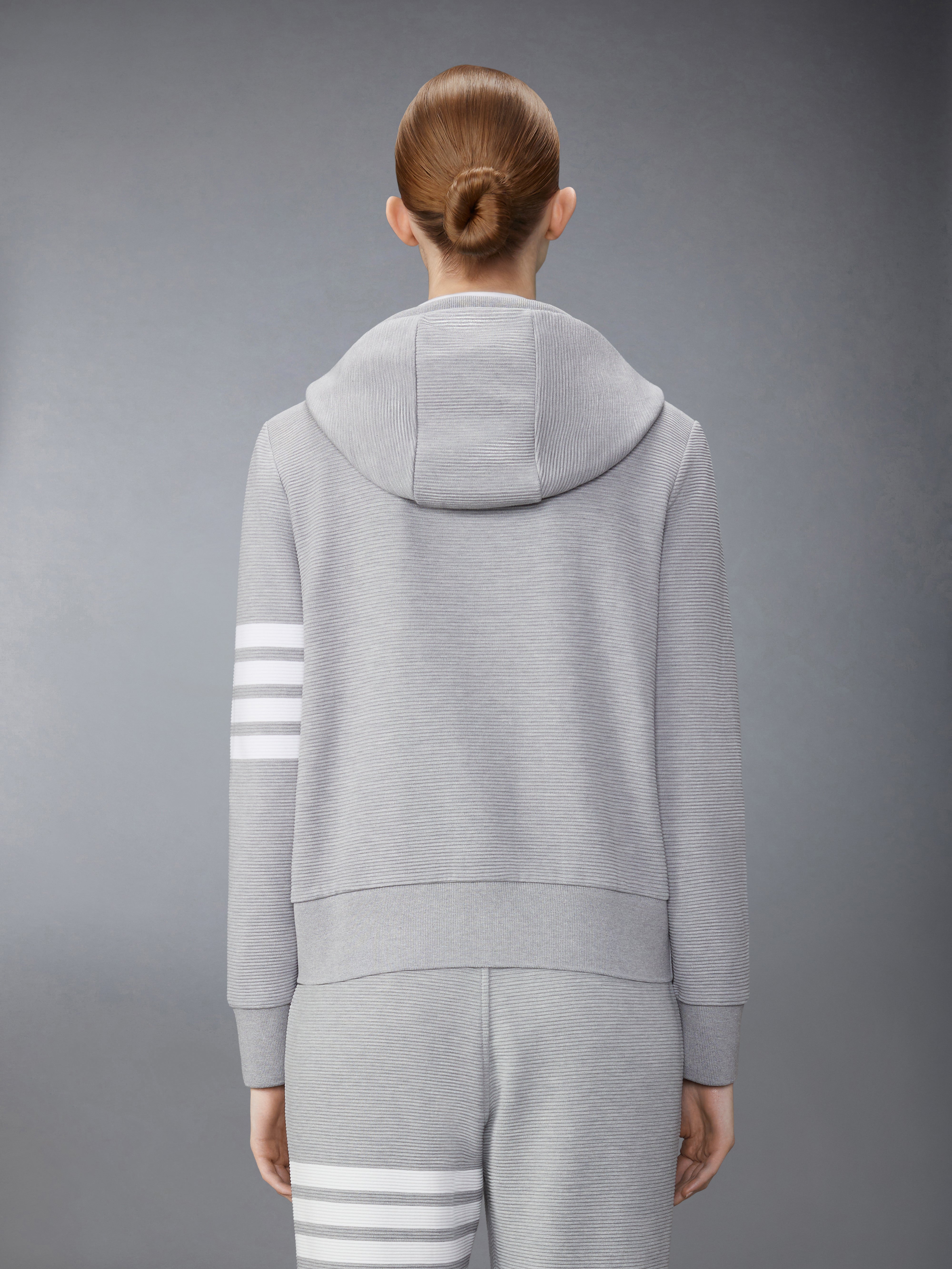 Thom Browne FJQ107AJ0113035 関税送料込 Thom Browne Men's Light Grey 4-Bar Stripe Sleeve Sweatshirt
