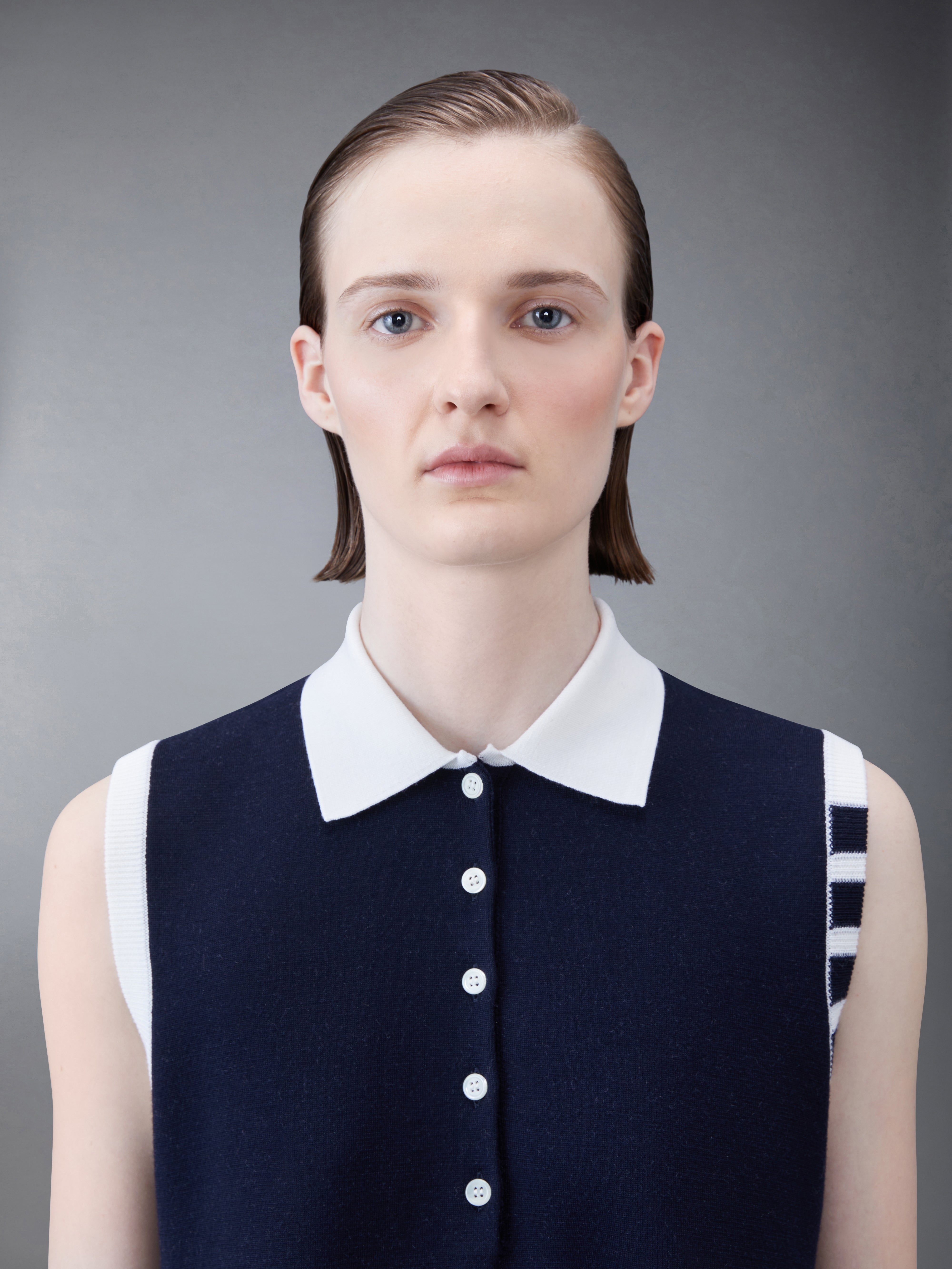 THOM BROWNE メリノウール 4-BAR Vネック ノースリーブドレス メリノ ヘクター 4 バー ノースリーブ ポロ ミニ ドレス | Thom Browne