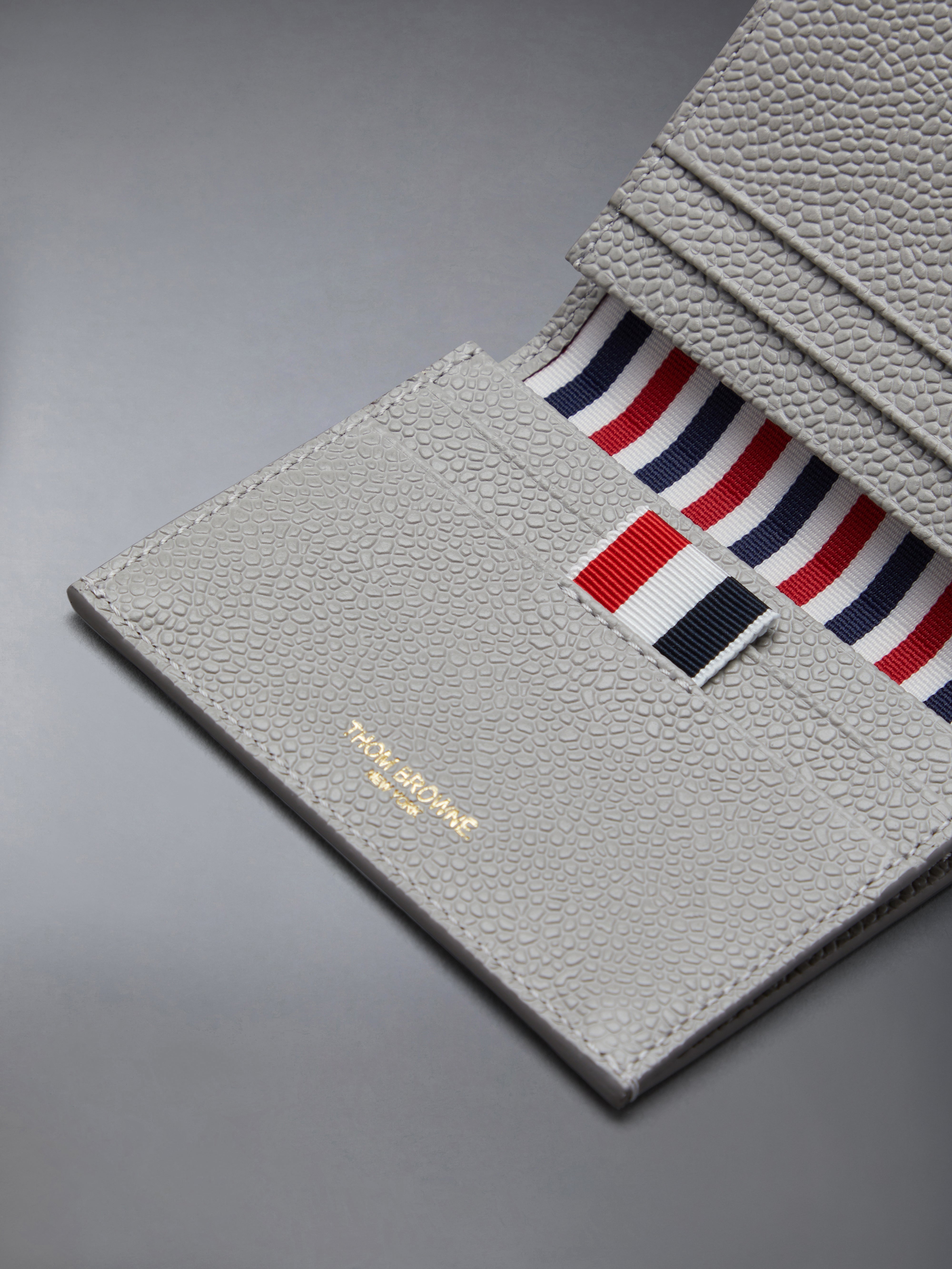 折りたたみ財布 THOM BROWNE DOUBLE CARD HOLDER IN PEBBLE GRAIN LEATHER Pebble Grain Leather Double Card Holder | Thom Browne