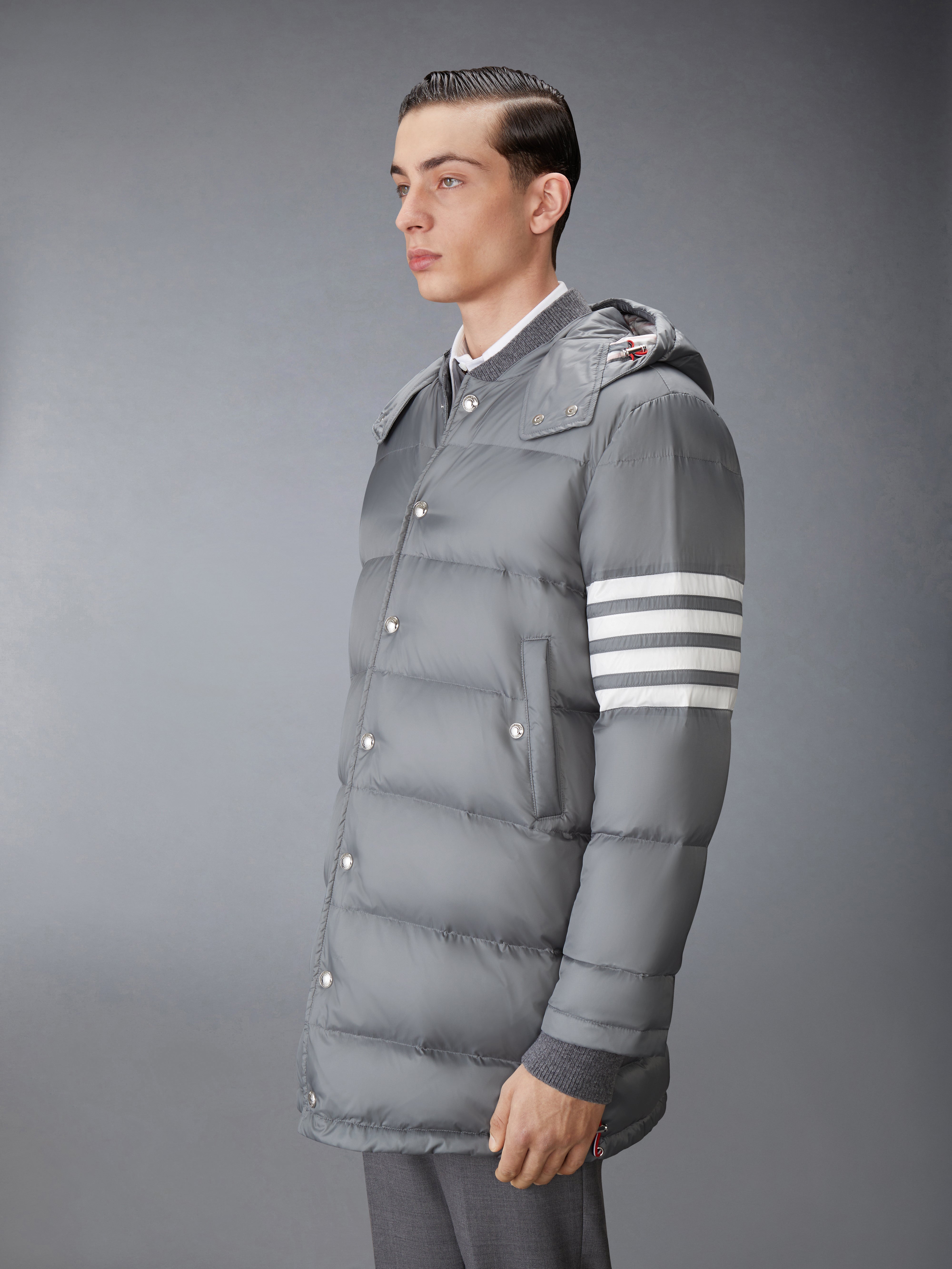 人気【THOM BROWNE】フェザー ダウン 4バー コート マット仕上げナイロンダウンフィル 4バーフードコート | Thom Browne