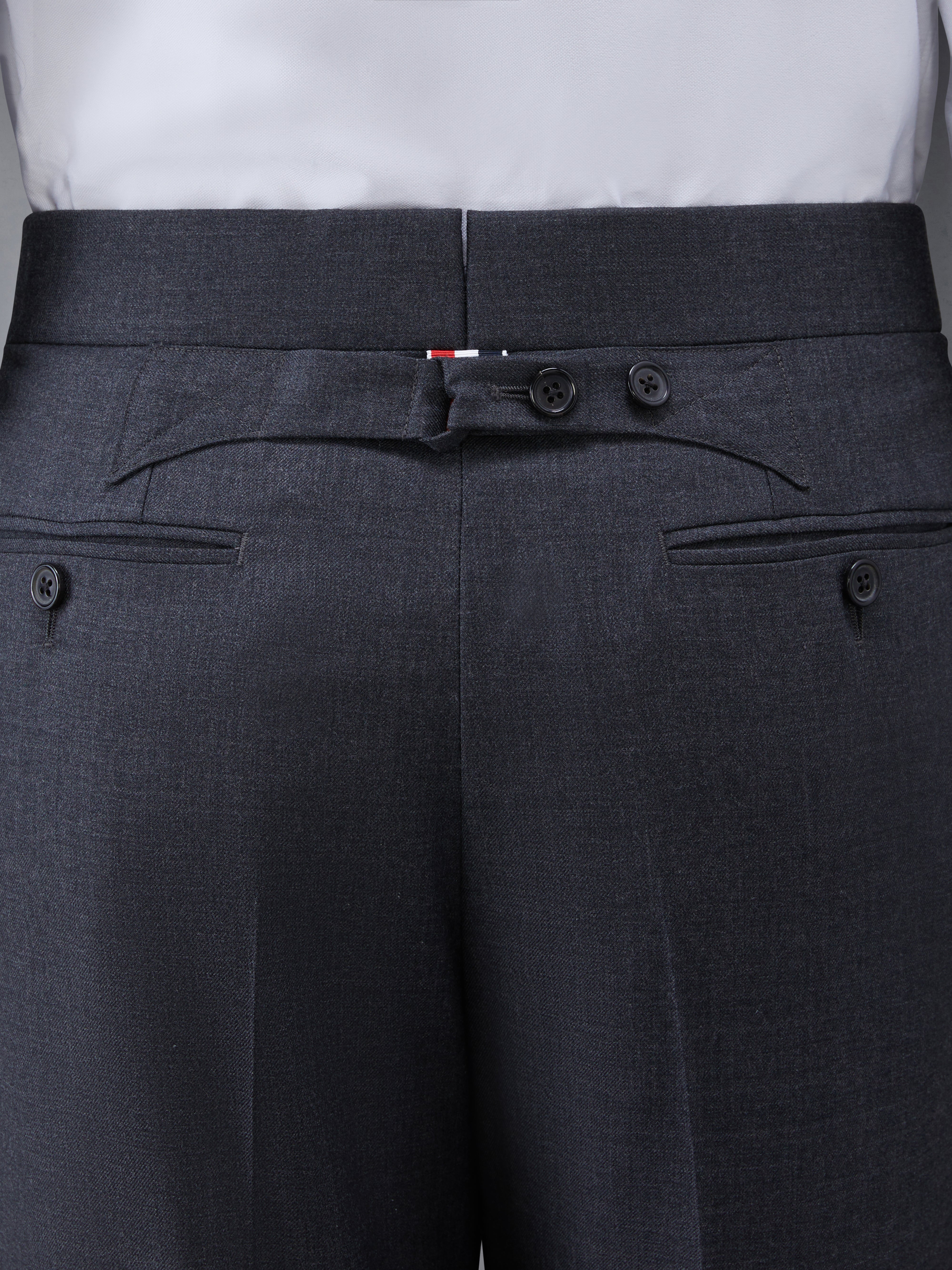 ★THOM BROWNE★バックストラップトラウザーパンツ クラシック ツイル バックストラップ トラウザー | Thom Browne