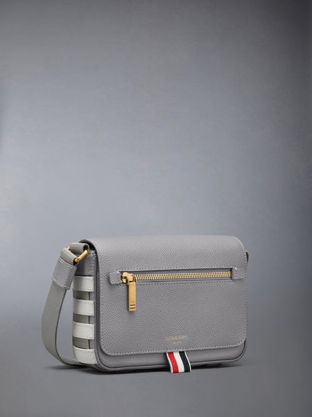 PEBBLE GRAIN 4-BAR SMALL REPORTER BAG LIGHT GREY