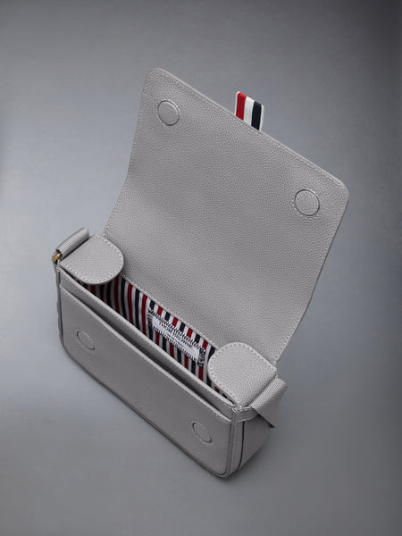 PEBBLE GRAIN 4-BAR SMALL REPORTER BAG LIGHT GREY