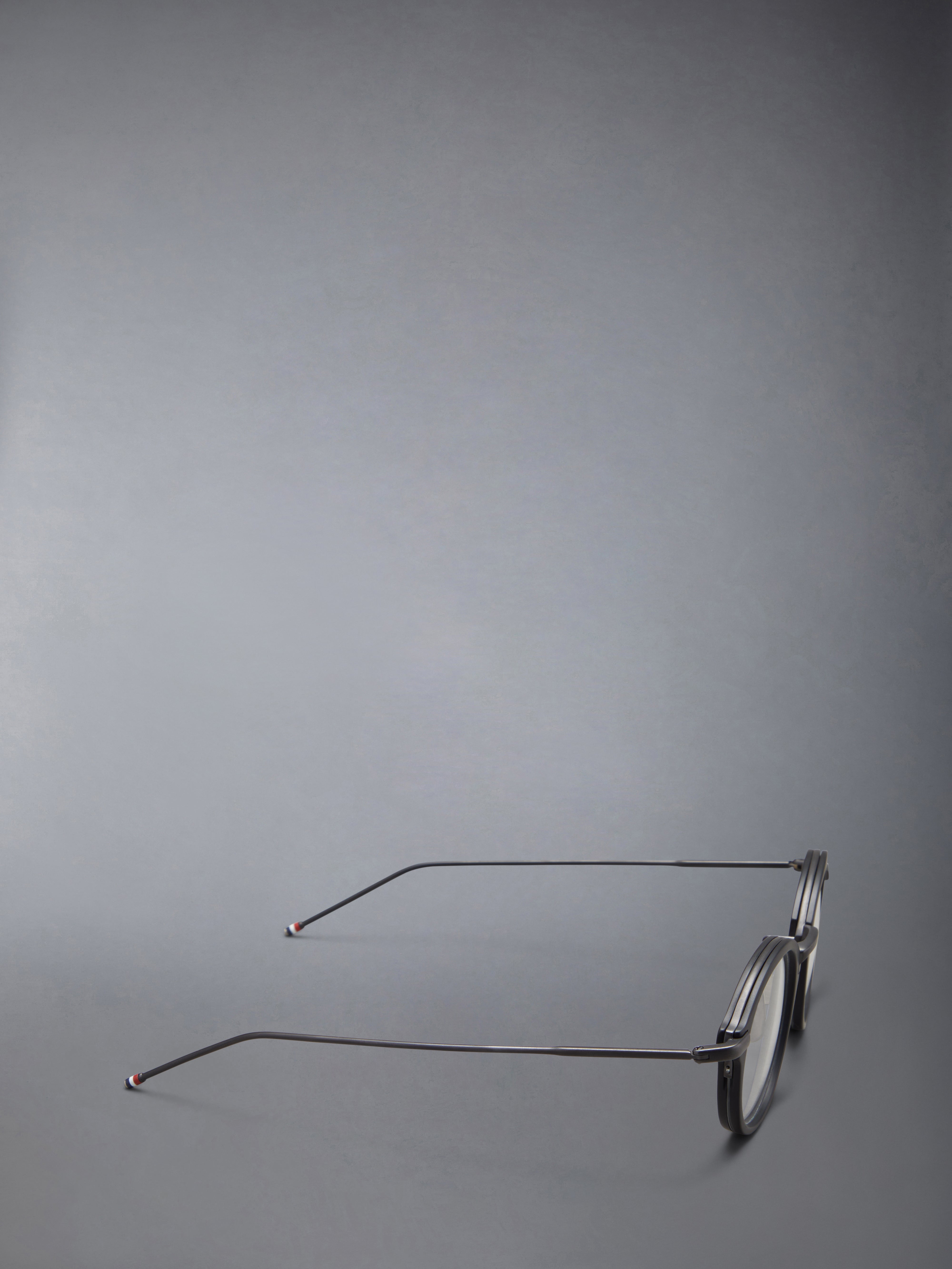 THOM BROWNE ラウンドフレームメガネ UEO011AG0003 410DARKNAVY Acetate And Titanium Round Eyeglasses | Thom Browne