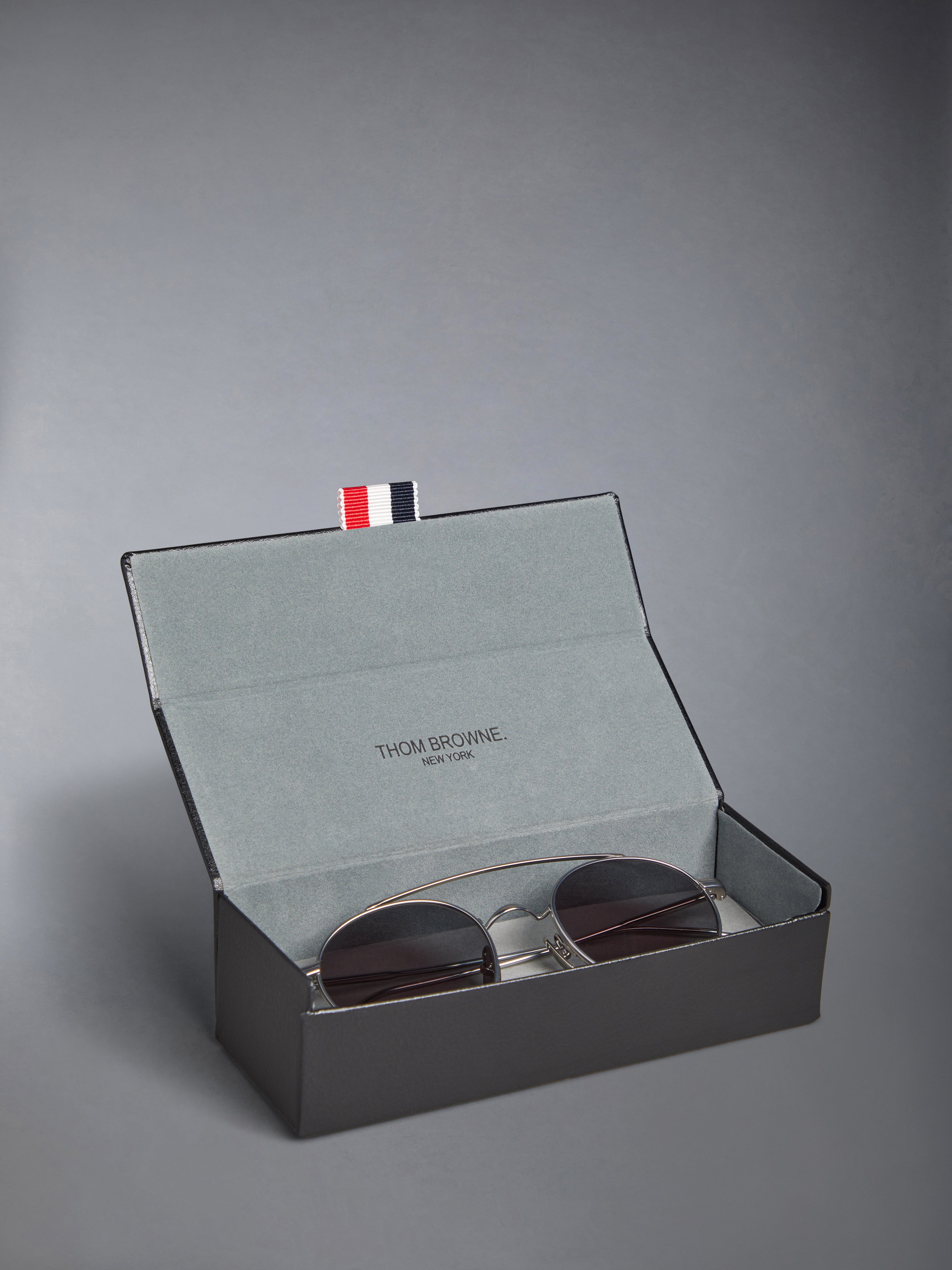チタンオーバルサングラス | Thom Browne