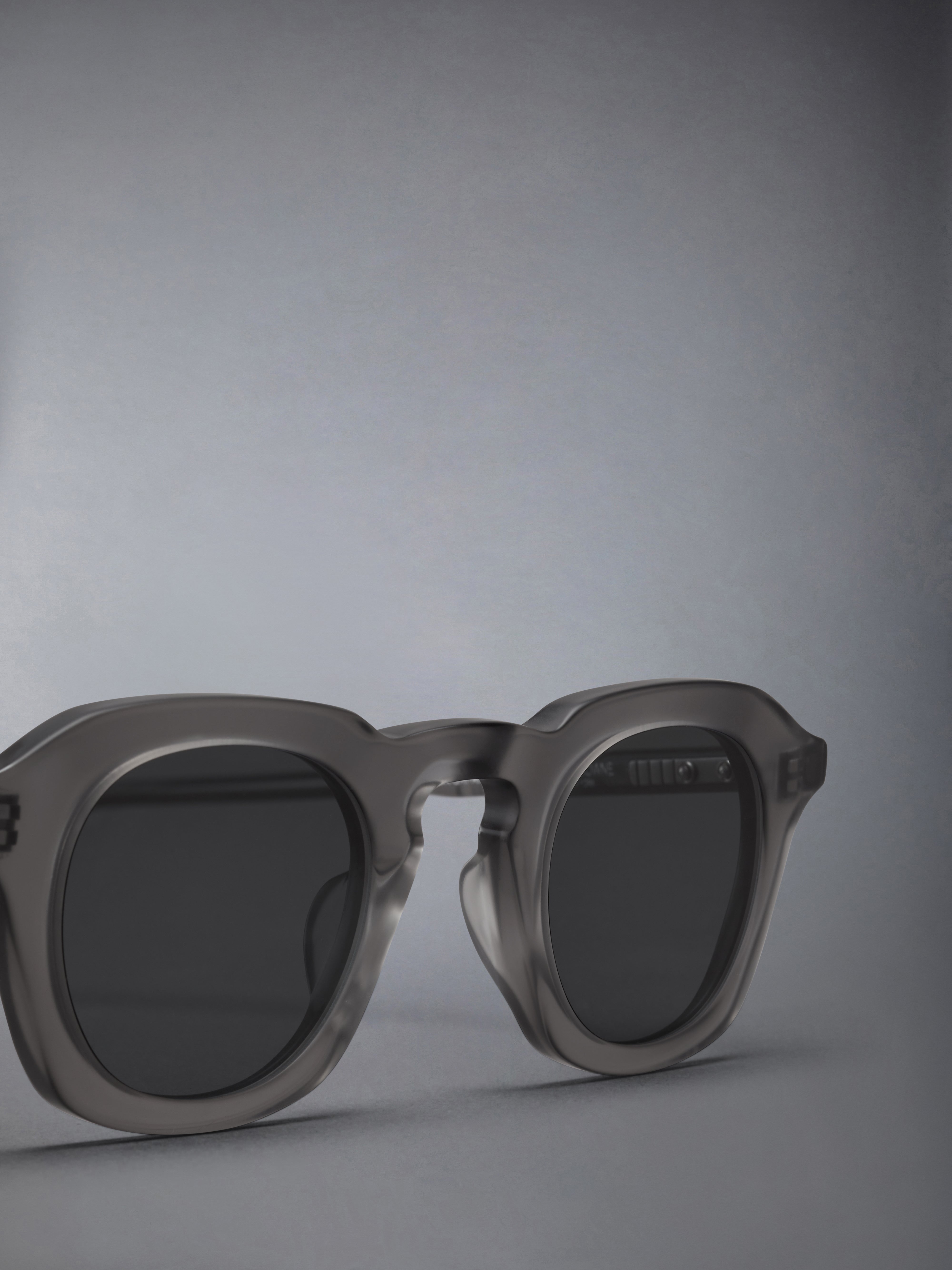 【送料&関税込】Thom Browne UES933A/G0002 Sunglasses - Unise Thom Browne Ues933a/g0002 Sunglasses | italist