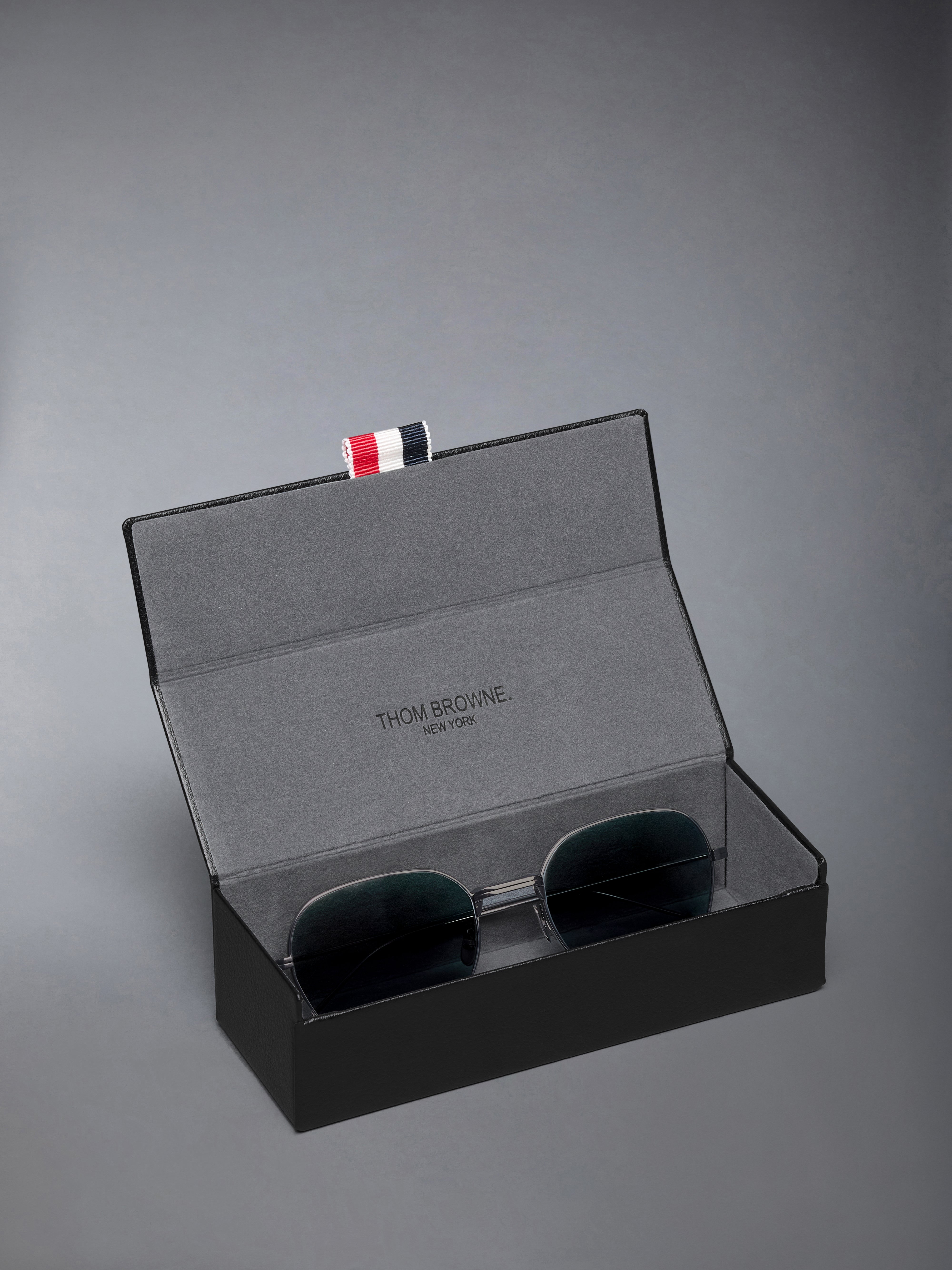 チタン レクタンギュラー サングラス | Thom Browne