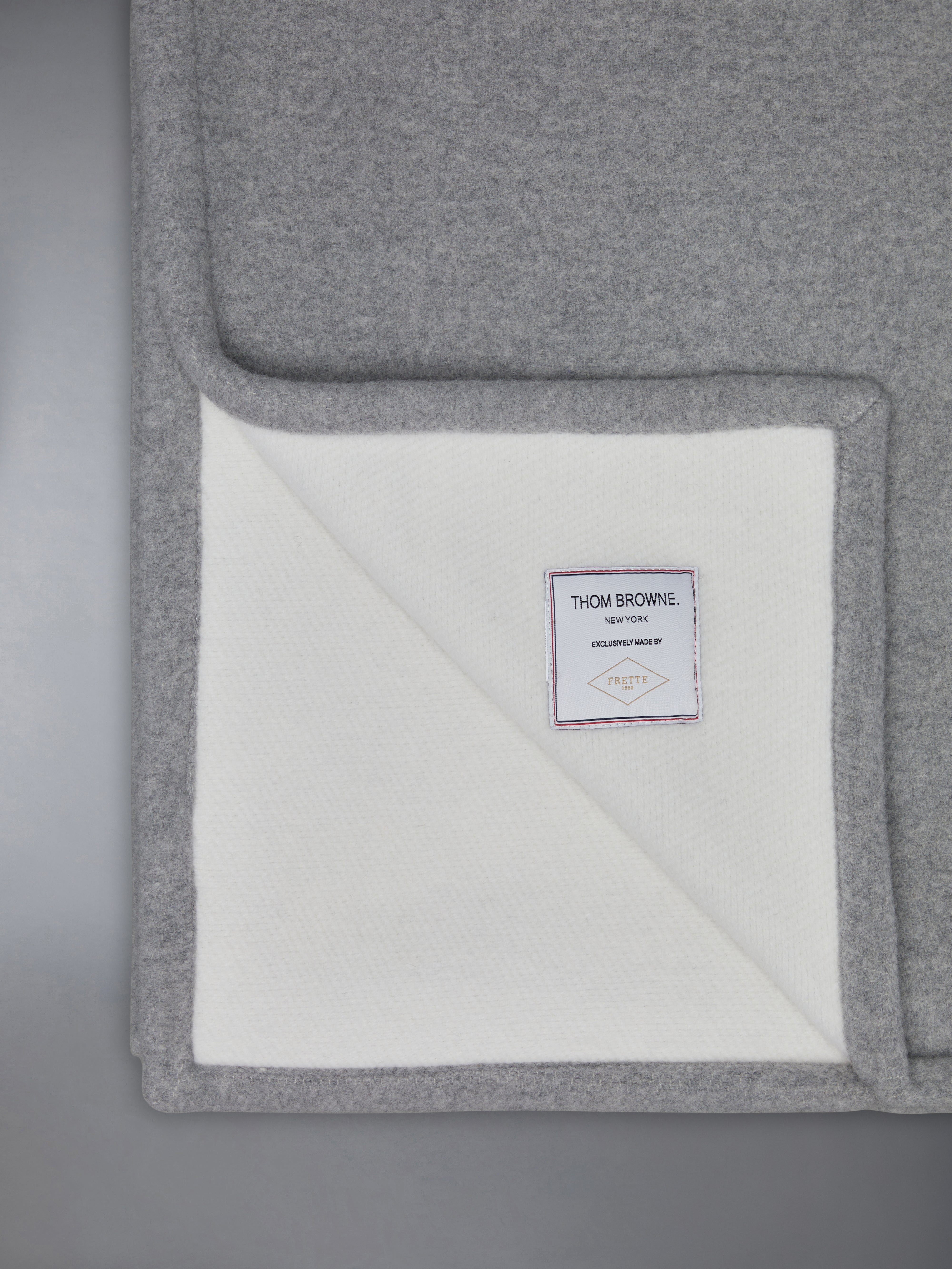 ウール カシミア 4 バー フレッテ ブランケット | Thom Browne ウール カシミア 4 バー フレッテ ブランケット | Thom Browne
