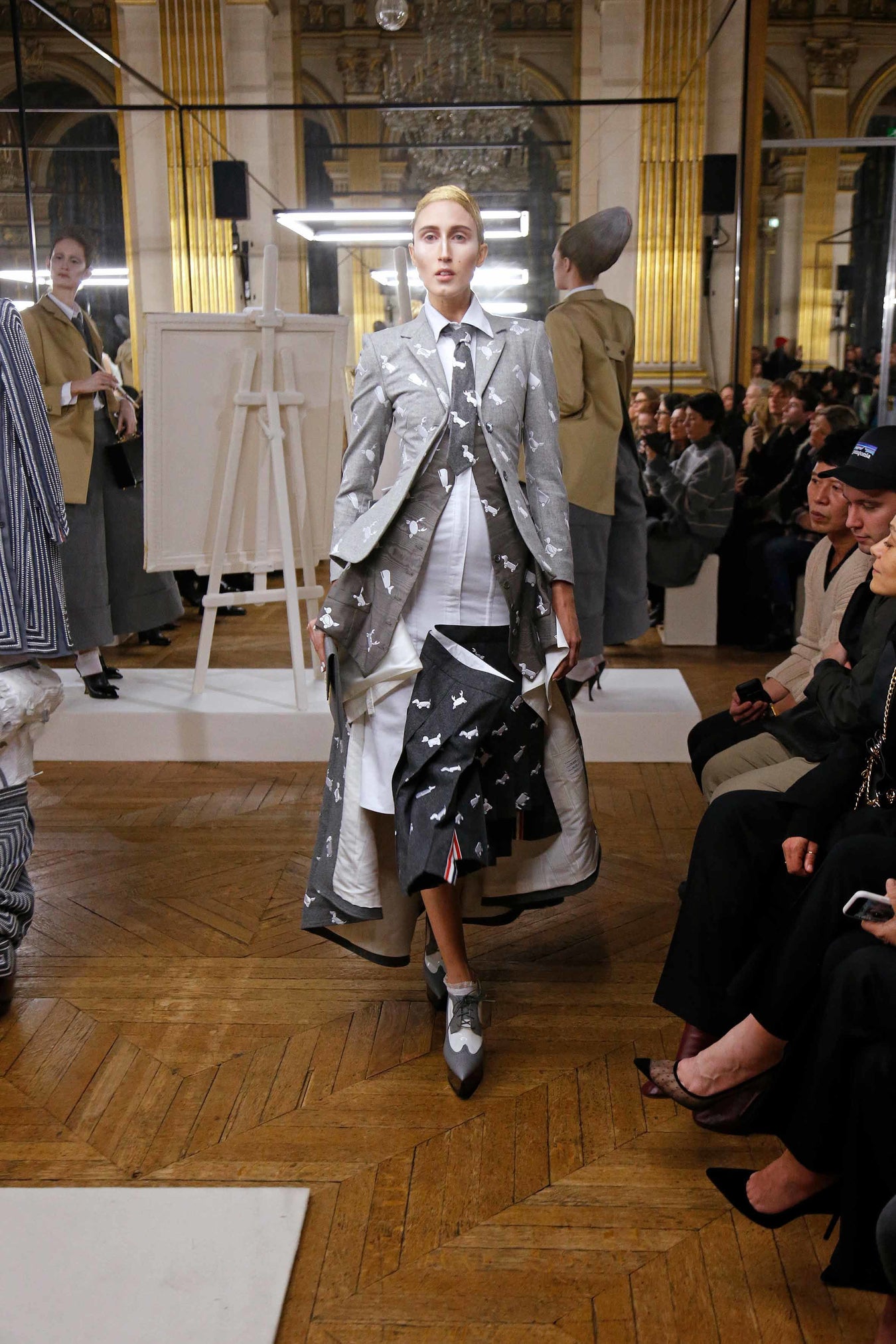 2018 가을 겨울 여성복 런웨이 - LOOK 1