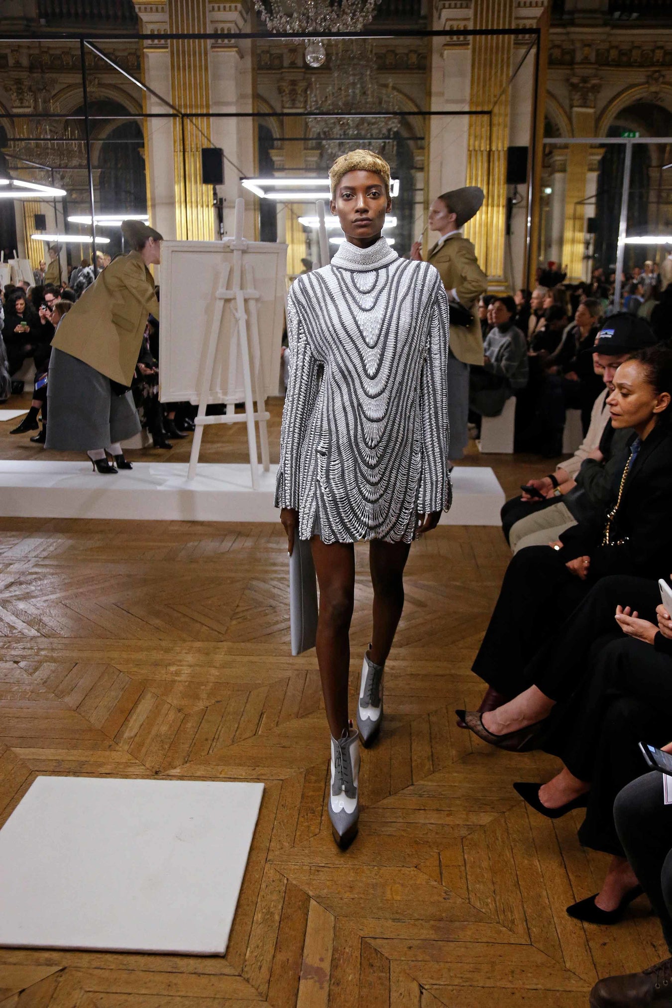 2018 가을 겨울 여성복 런웨이 - LOOK 10