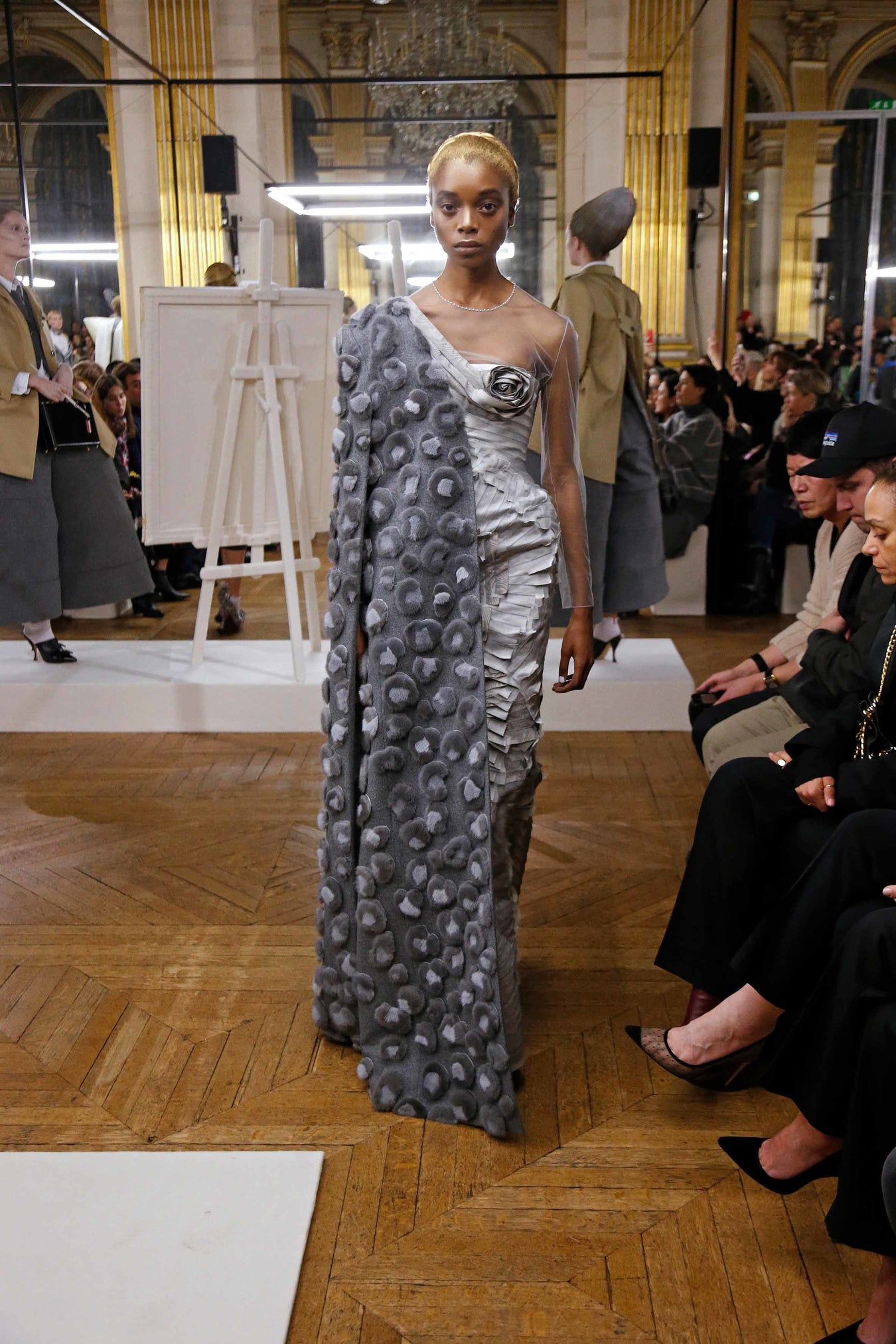 2018 가을 겨울 여성복 런웨이 - LOOK 16