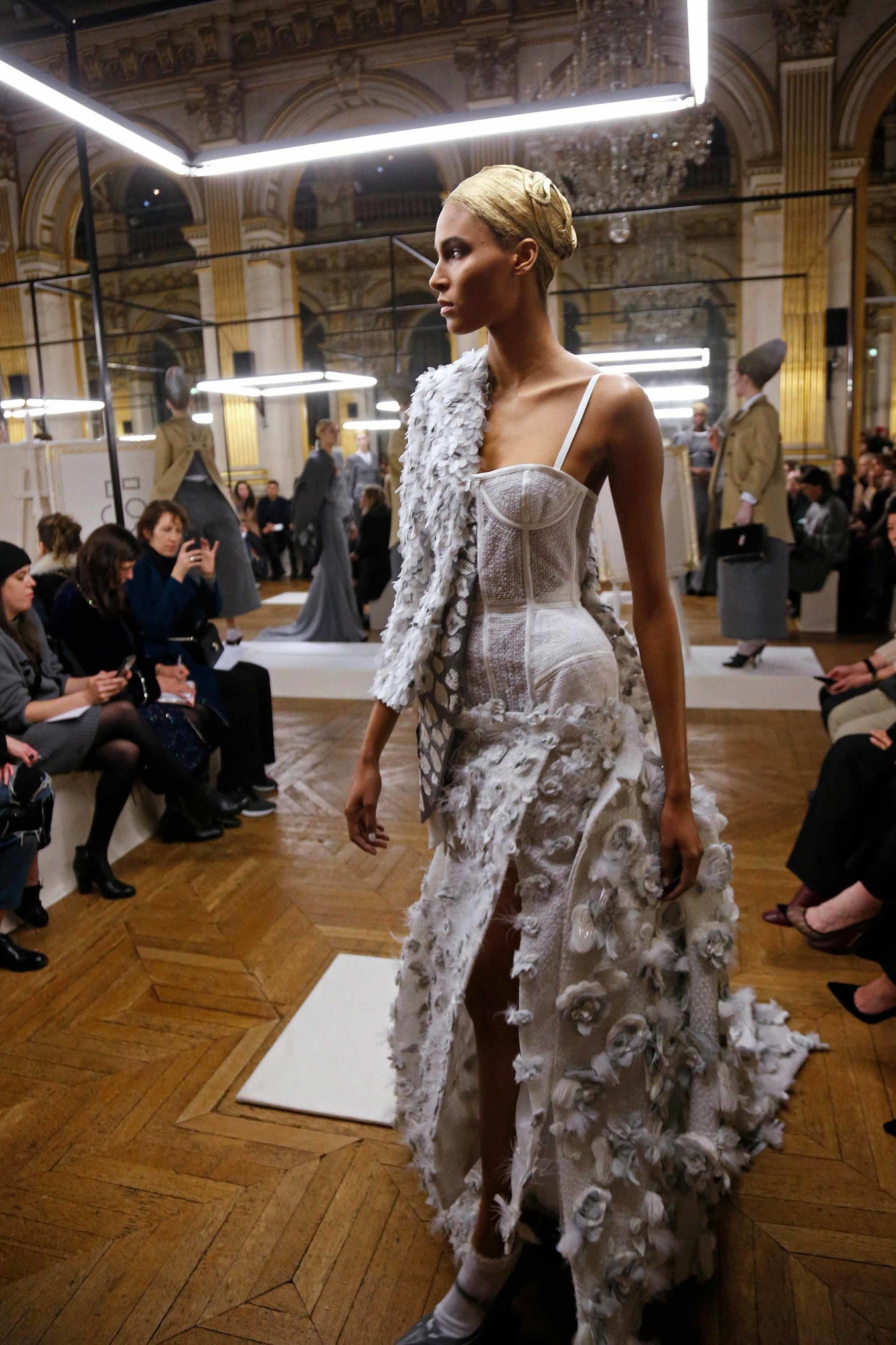 2018 가을 겨울 여성복 런웨이 - LOOK 21