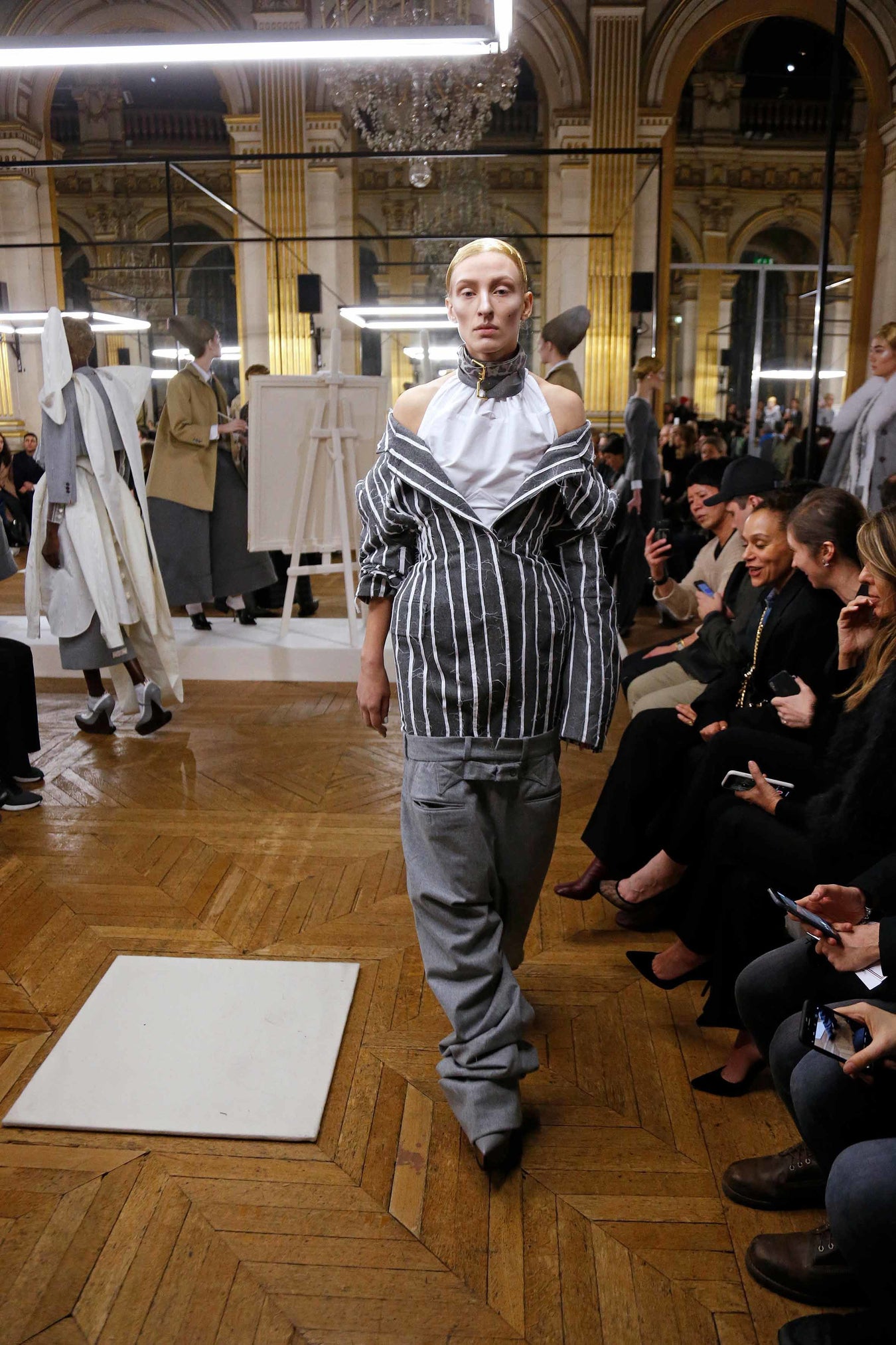 2018 가을 겨울 여성복 런웨이 - LOOK 24